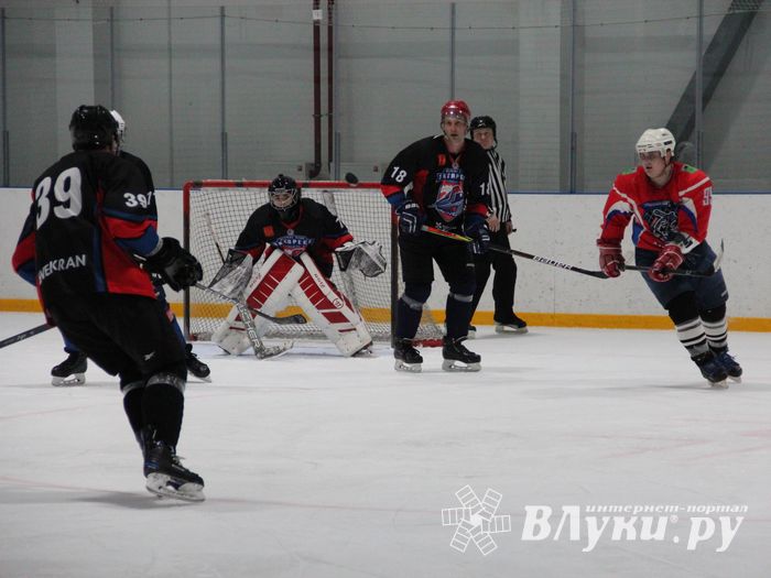 Памятный турнир по хоккею прошел в великолукском «Айсберге» (ФОТО)