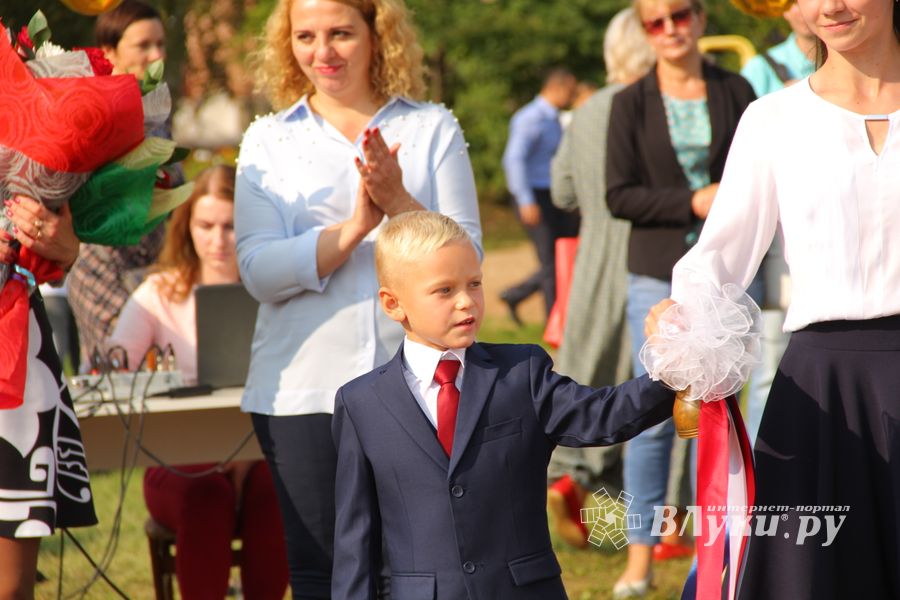 1 сентября в школах Великих Лук прошли Торжественные линейки (ФОТО)