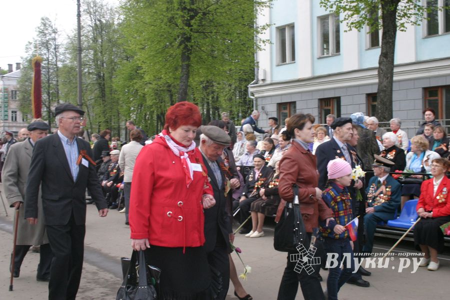 В Великих Луках прошел Военный парад