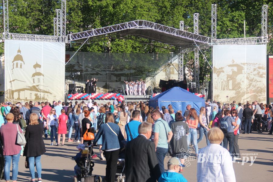 Праздничный салют в честь Дня Победы был дан в Великих Луках (ФОТО)