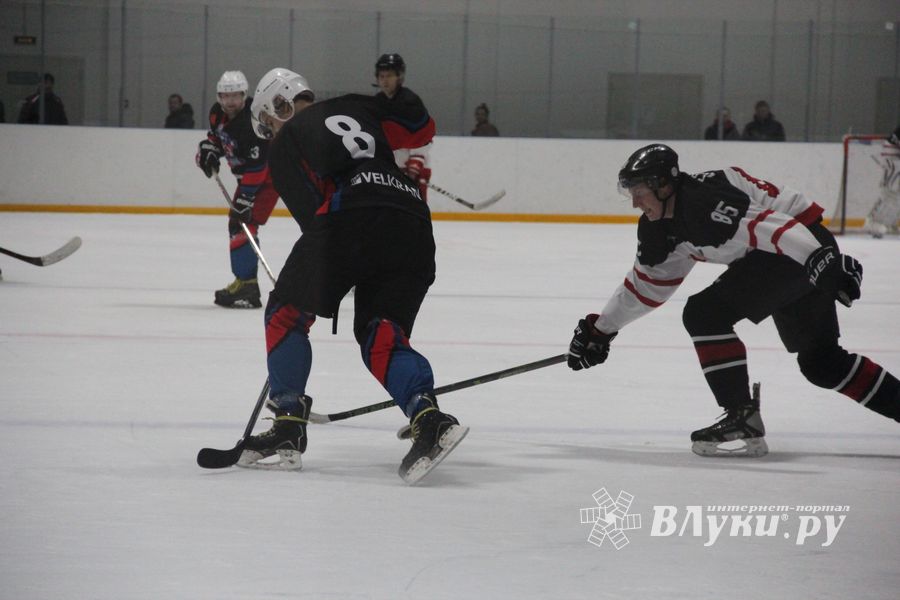 Два зоккейных матча прошли в Великих Луках в рамках Чемпионата города (ФОТО)