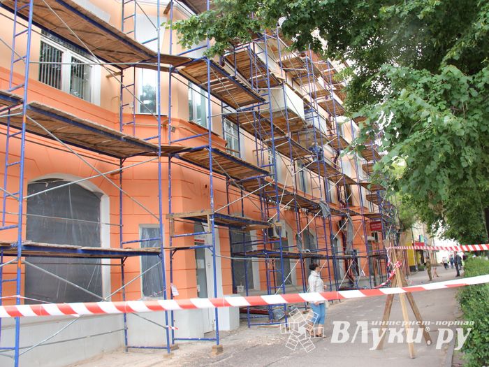 В Великих Луках сажают, стригут и красят (ФОТО)