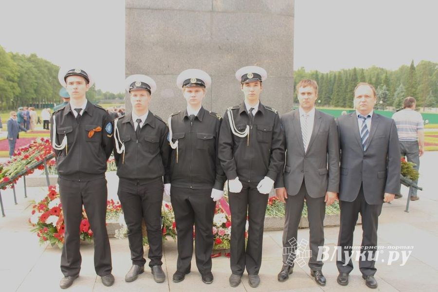 В День памяти и скорби сотрудники Северо-Западного теруправления Росрыболовства возложили цветы на мемориальном кладбище (фото)