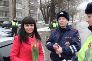 В Великих Луках инспекторы ГИБДД вручили цветы женщинам за рулём (ФОТО)