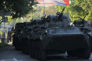 Военный парад в Великих Луках (ФОТО)