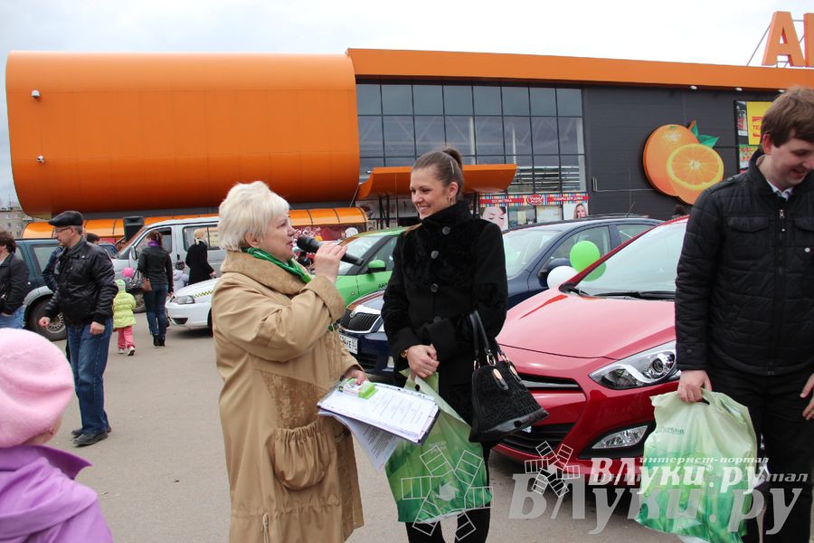 В Великих Луках прошла автомобильная ярмарка