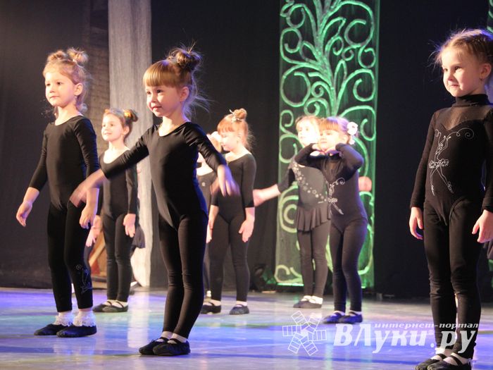 Юные артисты ГДК им. Ленина поздрвили пап с праздником (ФОТО)