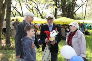 9 мая в Великих Луках. Шествие и салют