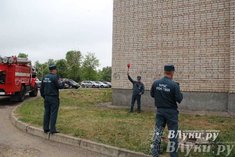 В Великих Луках прошли областные соревнования среди пожарных по спасению пострадавших