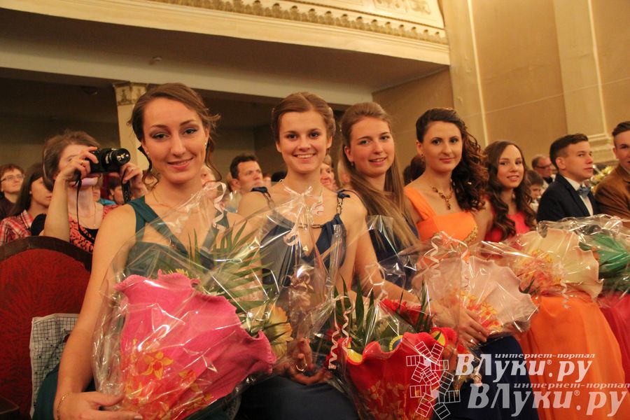 Вручение медалей выпускникам