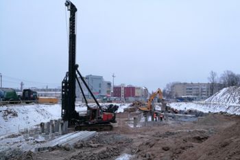 В Великих Луках продолжается строительство автодорожного путепровода через железную дорогу (ФОТО)