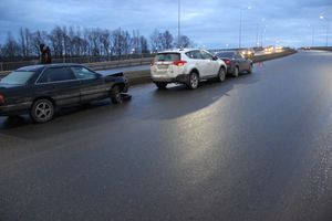 На путепроводе столкнулись три автомобиля (ФОТО)