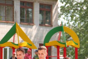 В Великих Луках прозвенели «последние» звонки (ФОТО)