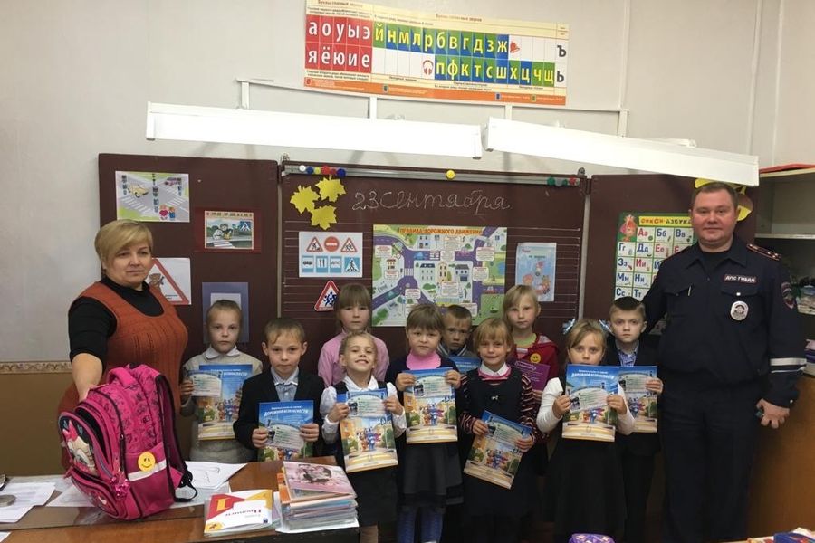 В Великолукском районе первоклашек посвятили в пешеходы (ФОТО)