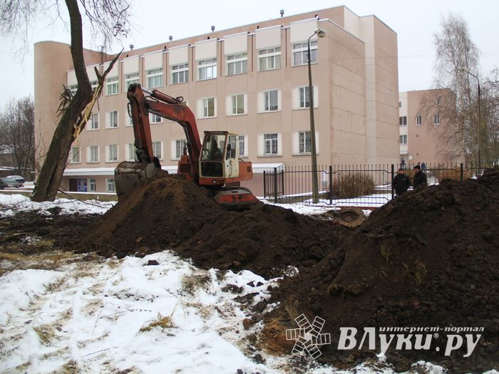 Возле железнодорожной поликлиники ликвидируют прорыв канализации (ФОТО)