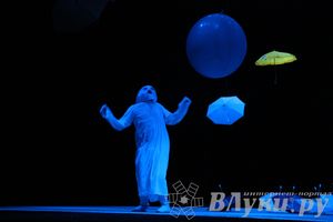 Шоу магических зонтиков и мыльных пузырей увидели юные великолучане