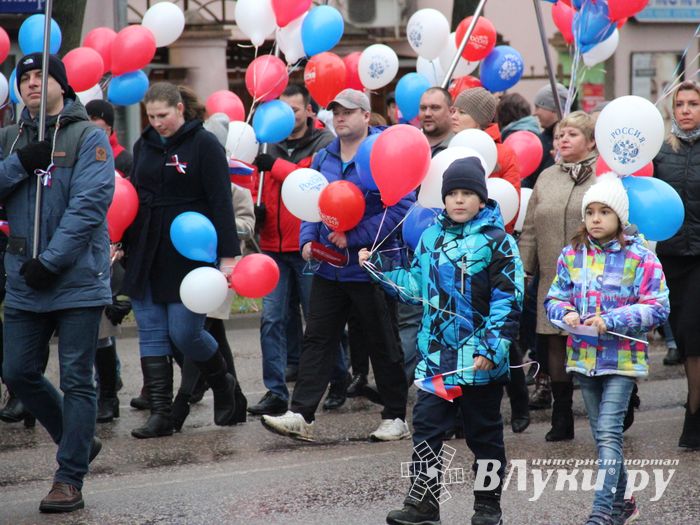 В Великих Луках прошло праздничное шествие (ФОТО)