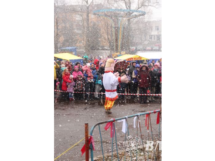 В Великих Луках сожгли Масленицу (фото)