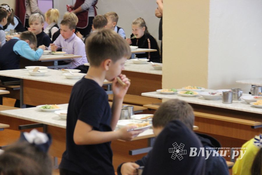В школах Великих Лук проводят анкетирование по питанию младшеклассников (ФОТО)