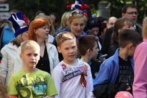 9 мая в Великих Луках. Шествие и салют