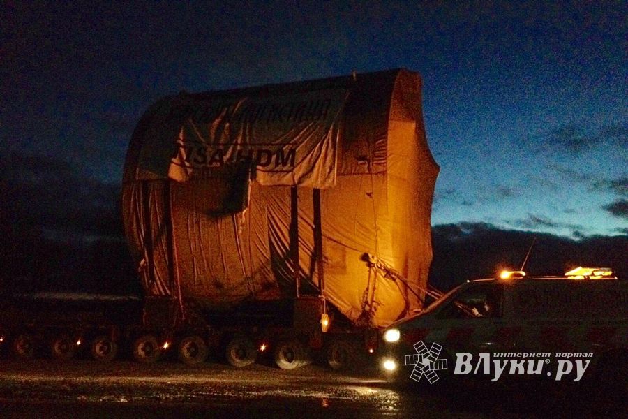 Автопоезд с грузом для Белорусской АЭС прибыл в Великие Луки (ФОТО + ВИДЕО)