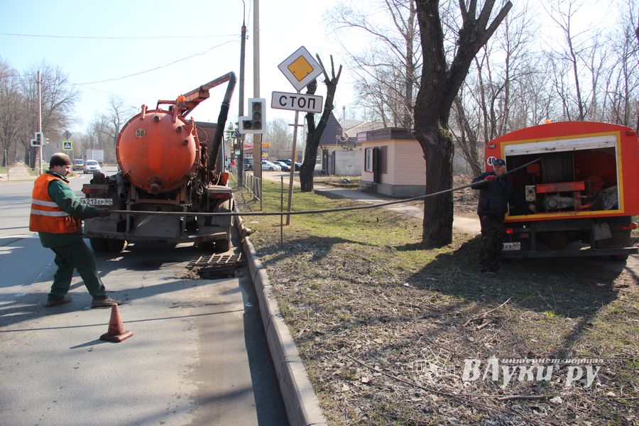 В Великих Луках прочищают «ливнёвку» (ФОТО)
