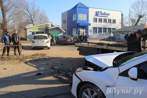 В Великих Луках столкнулись Мерседес и Мазда (фото)