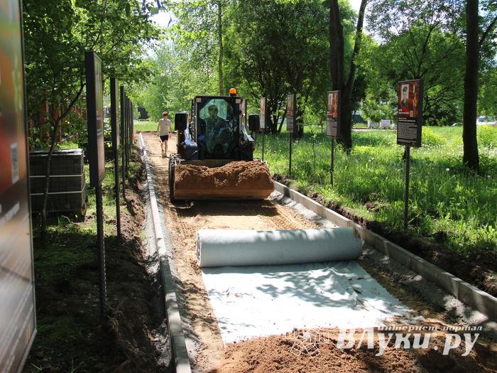 Идёт благоустройство Аллеи памяти 6-й роты в Великих Луках (ФОТО)