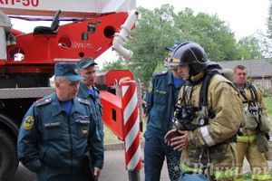 В Великих Луках прошли областные соревнования среди пожарных по спасению пострадавших