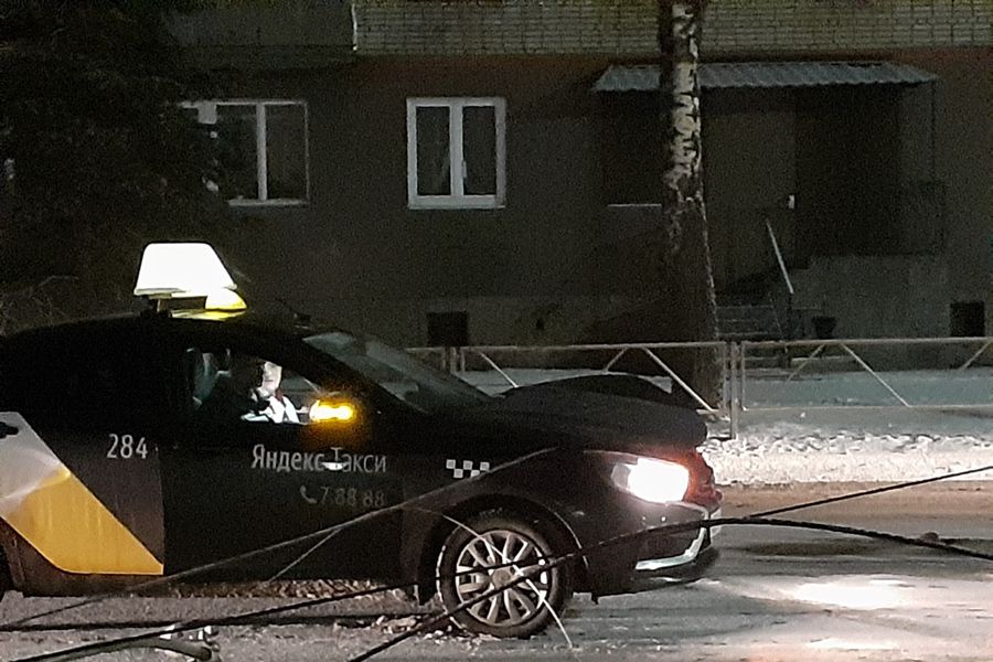 На проспекте Гагарина автомобили сбили столб (ФОТО)