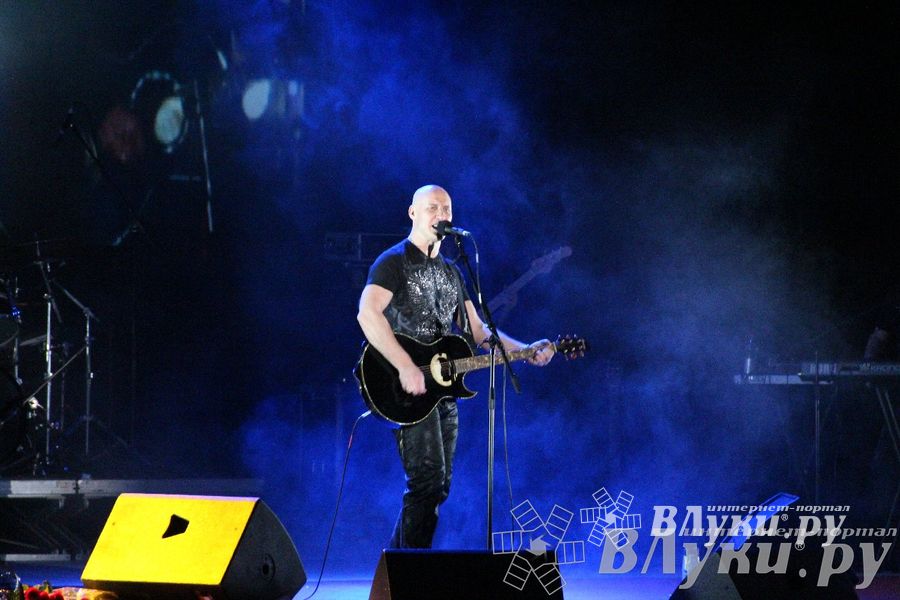 В Великих Луках состоялся концерт Дениса Майданова