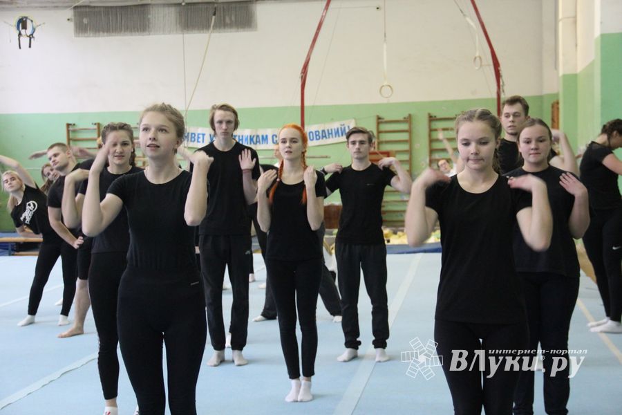 В Великих Луках проходят соревнования по гимнастике (ФОТО)