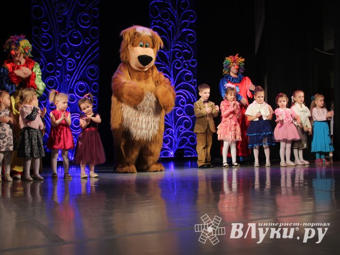 Юные артисты ГДК им. Ленина поздрвили пап с праздником (ФОТО)