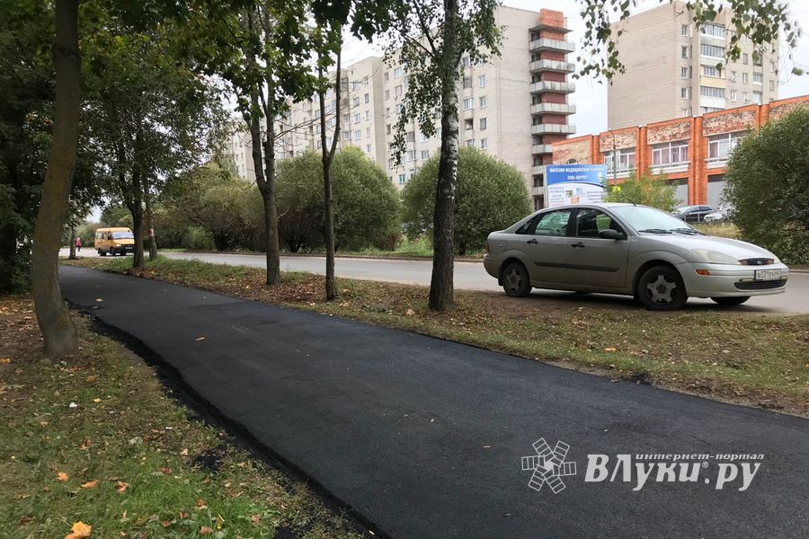 В Великих Луках на ул. Вокзальной ремонтируют тротуар (ФОТО)