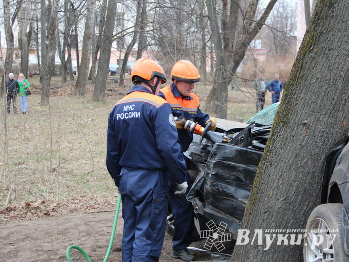 Молодого мужчину с места ДТП на пр-те Гагарина увезла скорая (ФОТО, ВИДЕО)