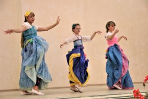 В Великих Луках ученики школы №13 поздравили своих педагогов (ФОТО)