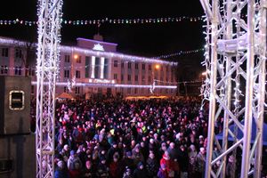В Великих Луках зажгли Ёлку (ФОТО)