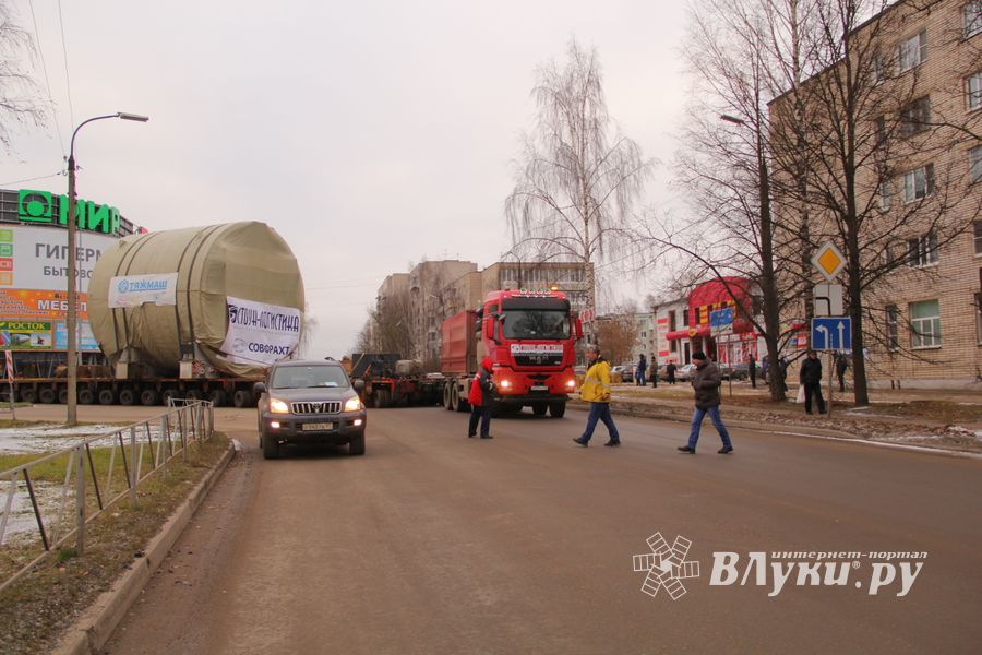Негабаритный автопоезд вновь следует по улицам Великих Лук