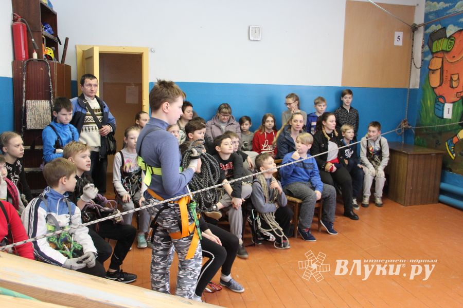 Великолукские школьники попрыгали по «кочкам»