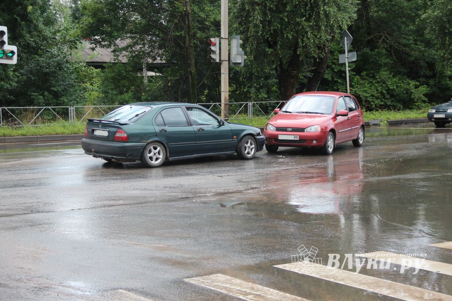 Водители из Питера и Торопца столкнулись в Великих Луках (ФОТО)