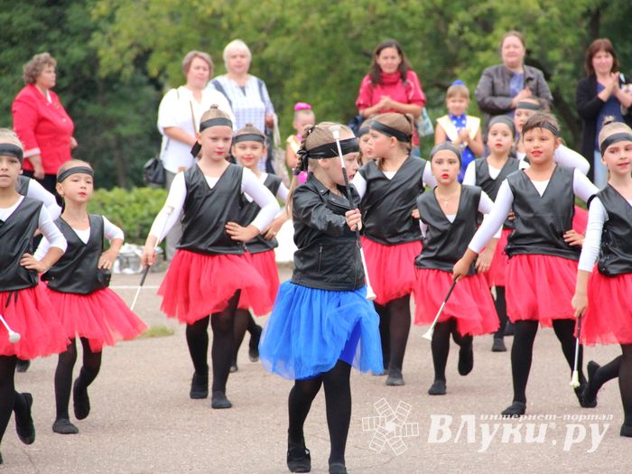 В Великих Луках проходит Международный фестиваль-конкурс среди мажореток и барабанщиц (ФОТО)