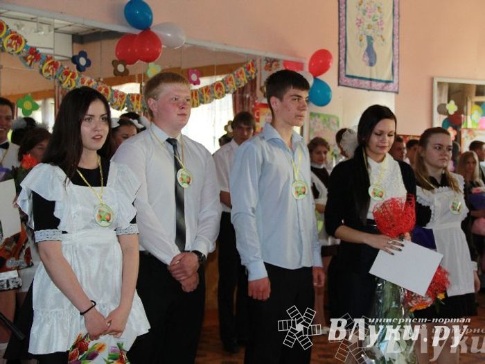 В Великих Луках прозвенели «Последние звонки»