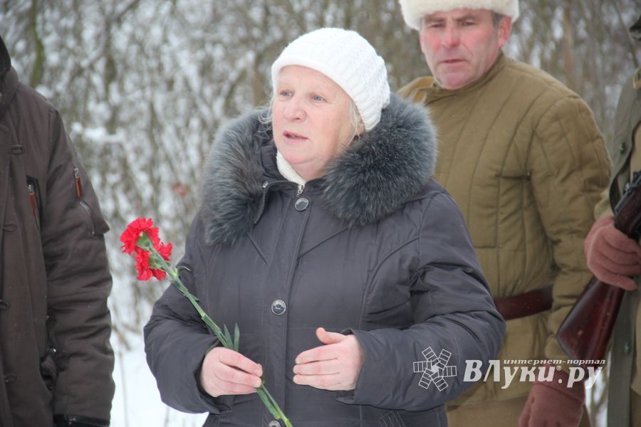 Никто не забыт: в Великих Луках благоустроили могилу неизвестного солдата (ФОТО)