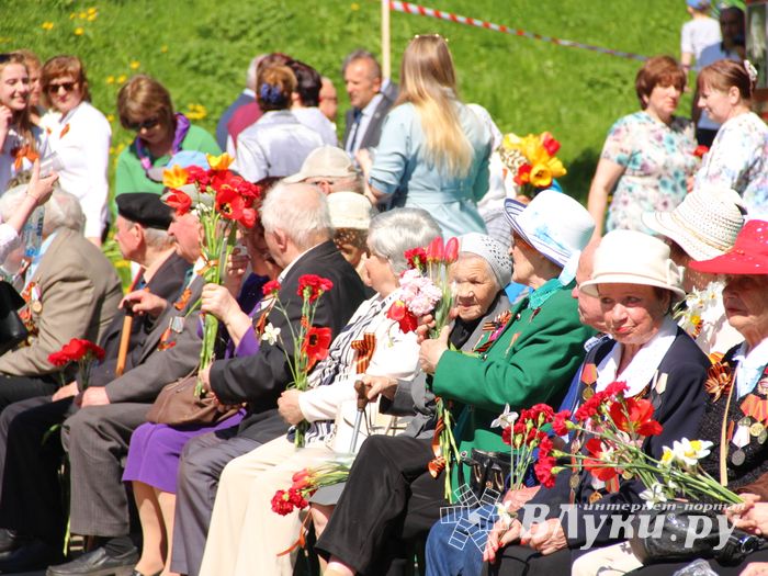 По центральному проспекту Великих Лук прошёл  «Бессмертный полк» (0+) (ФОТО)
