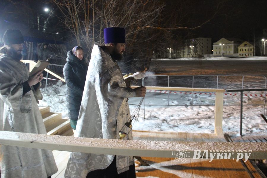 В Великих Луках проходят крещенские купания (ФОТО)