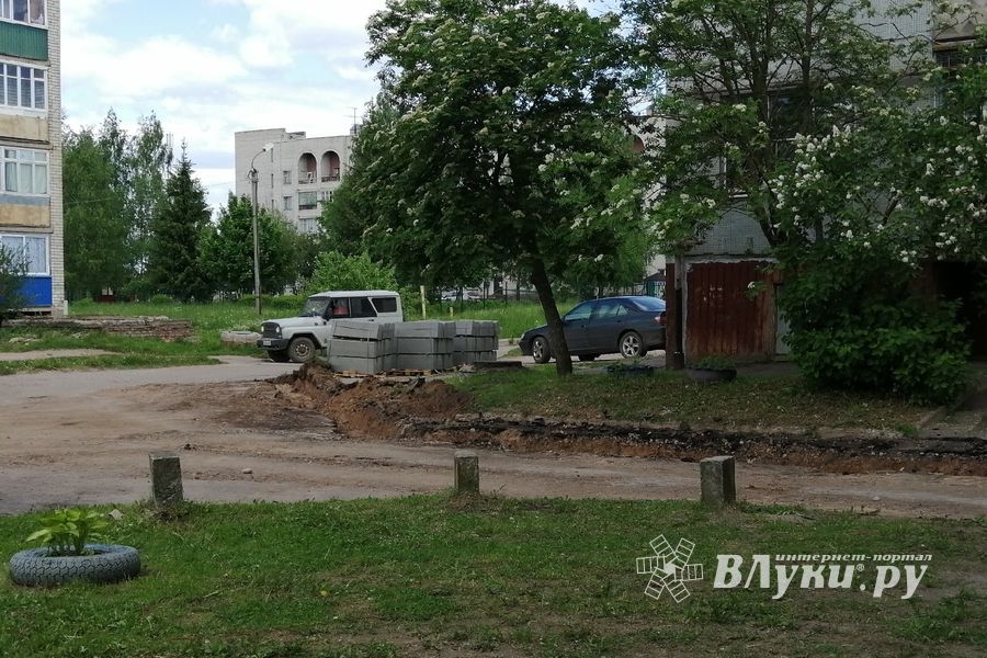 На улице Щорса благоустраивают двор (ФОТО)