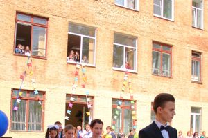 В Великих Луках прозвенели «последние» звонки (ФОТО)