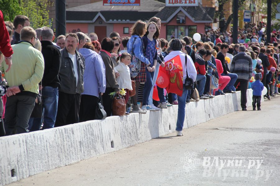 Парад Победы в Великих Луках (фото)