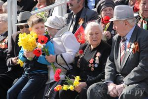 Парад Победы в Великих Луках (фото)