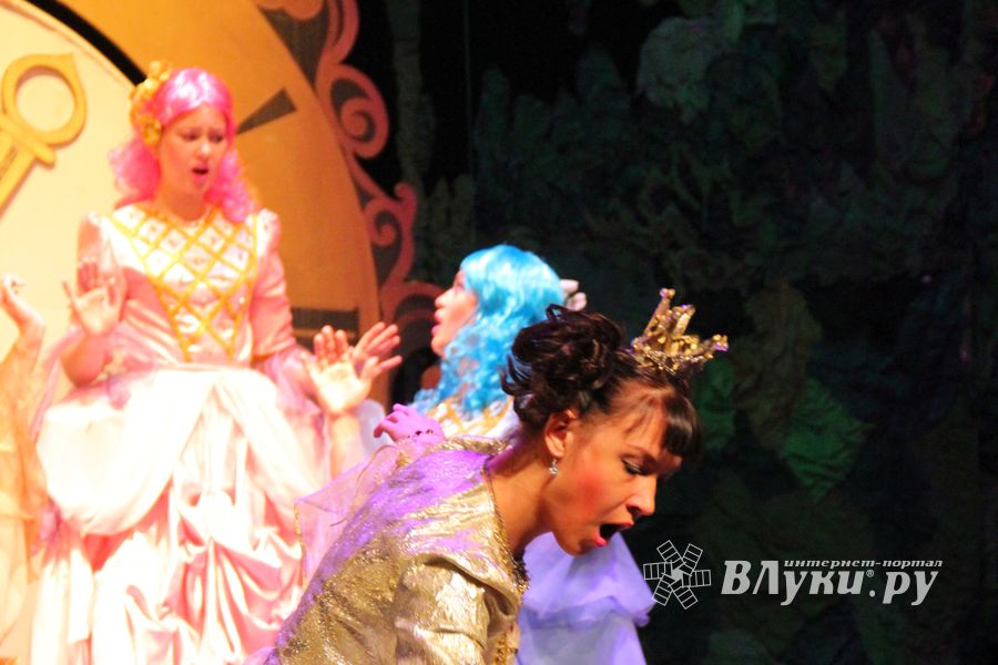 «Принцессу на горошине» и «Свинопаса» показал Великолукский драматический театр (фото)